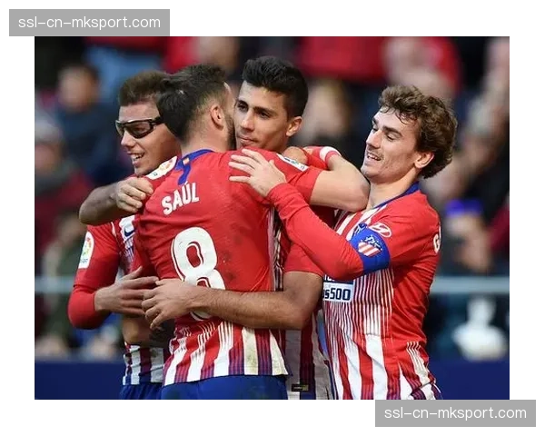 里昂官方宣布与中场核心卡克雷续约至2030年，违约金达8000万欧元