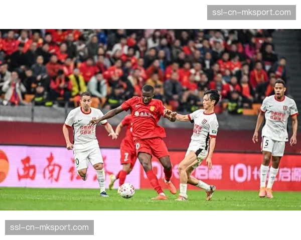 成渝德比3-3激战收场，拜合拉木补时绝平助蓉城保住榜首